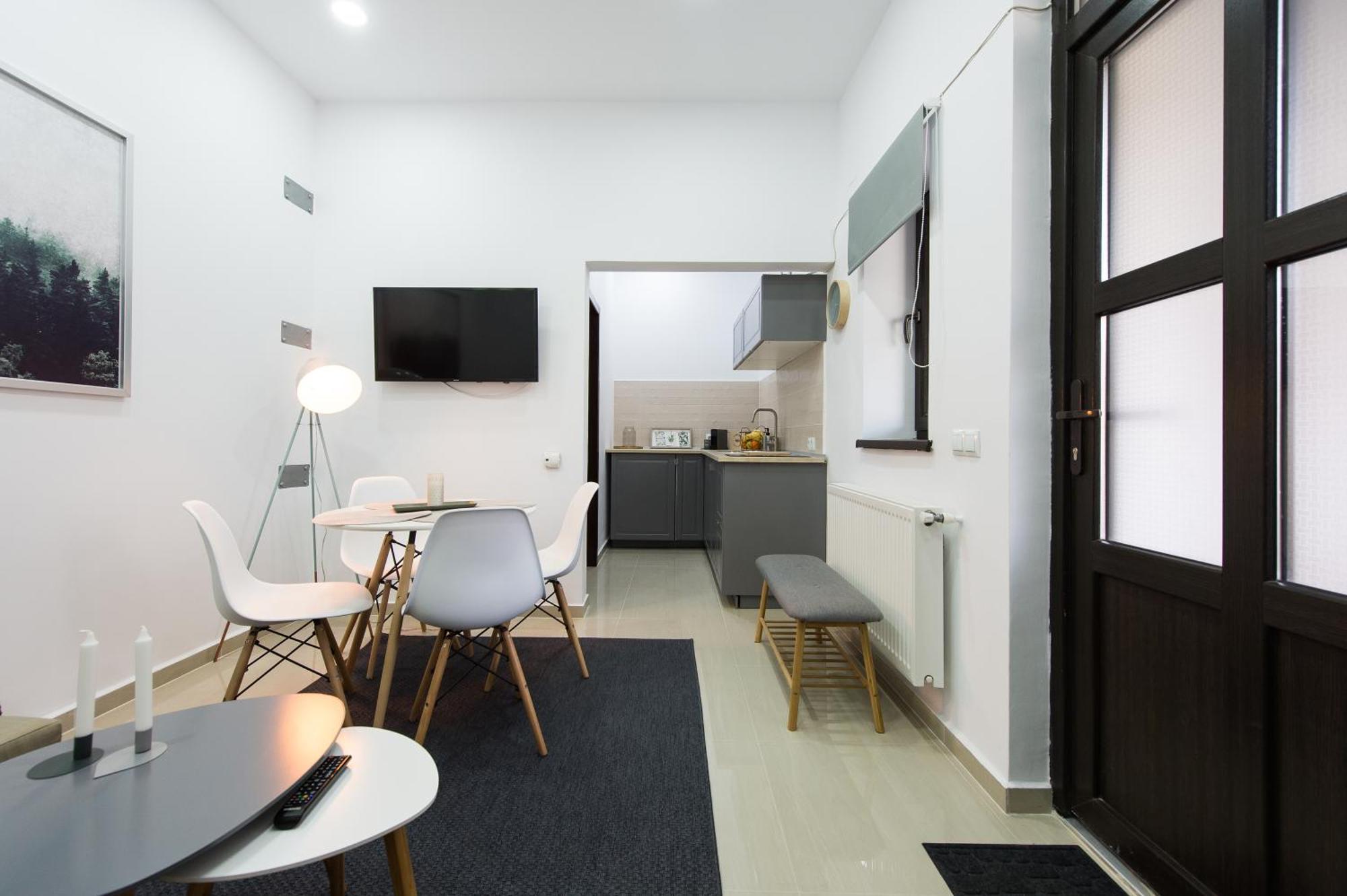 Gorgeous Brasov Flat With Patio And Mountain Viewsアパートメント エクステリア 写真