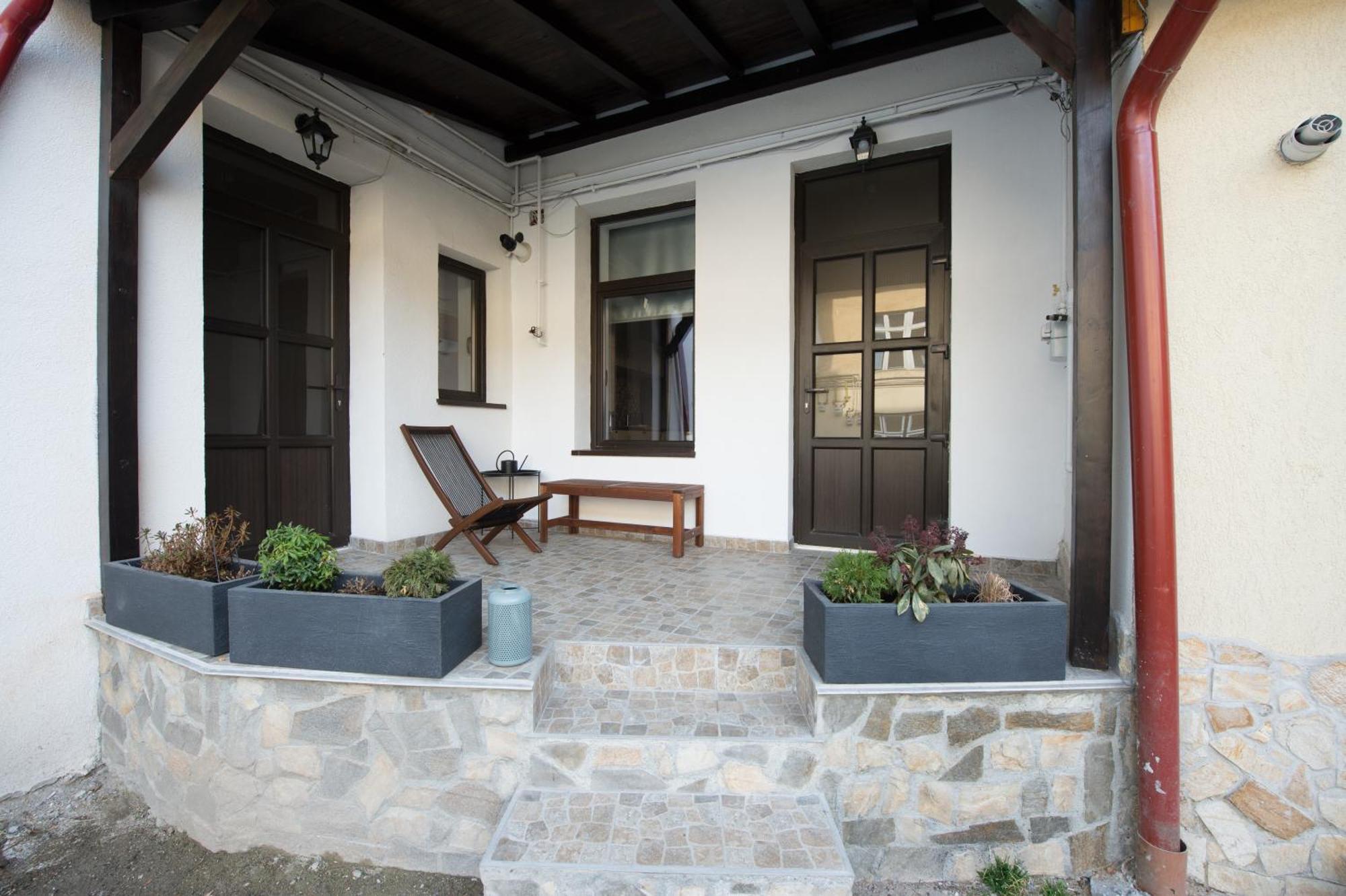Gorgeous Brasov Flat With Patio And Mountain Viewsアパートメント エクステリア 写真